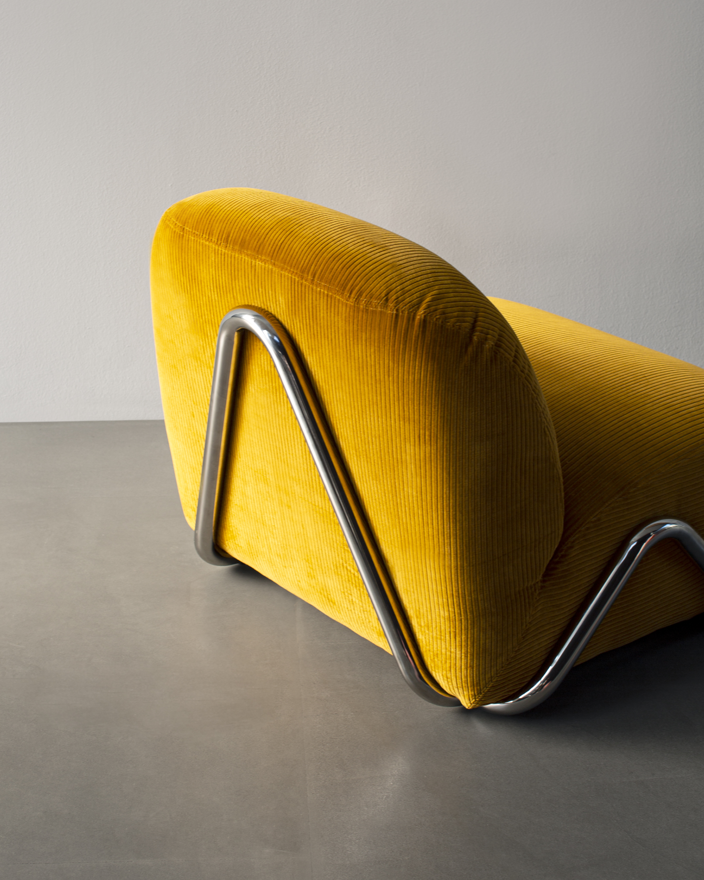 Wave-shaped velvet lounge chair in yellow – sculptural seating with contemporary style