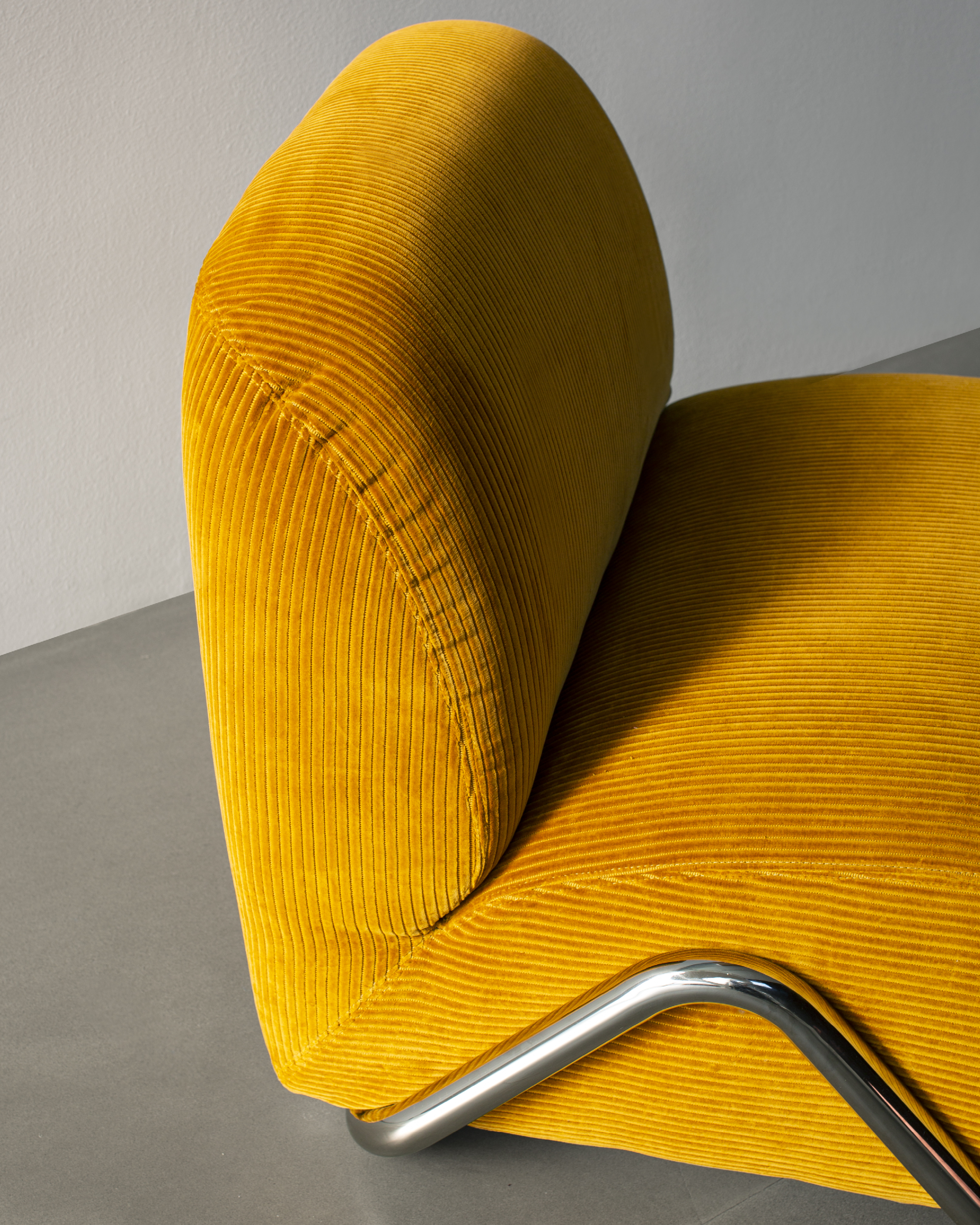 Design-forward lounge chair with high-resilience sponge seat – supportive comfort meets aesthetic appeal