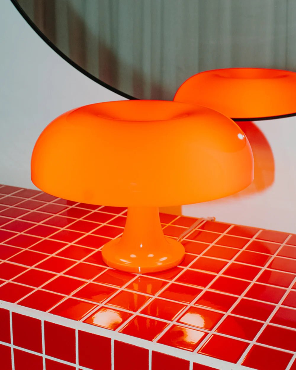 Nesso replica table lamp in bold orange, mushroom-shaped design inspired by Artemide, retro-style lighting for modern-retro interiors.