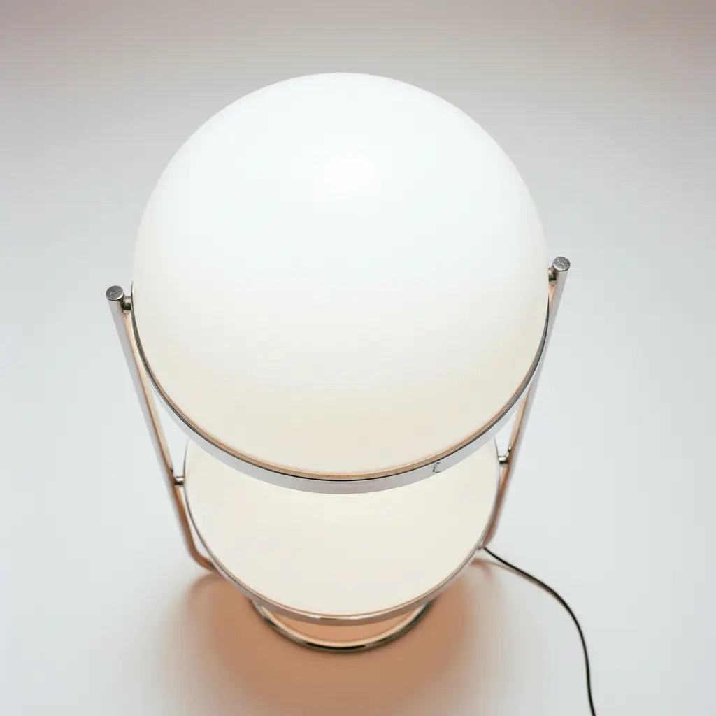 Zuru globe gulvlampe replika med en hvid glasskærm på en lysegrå baggrund