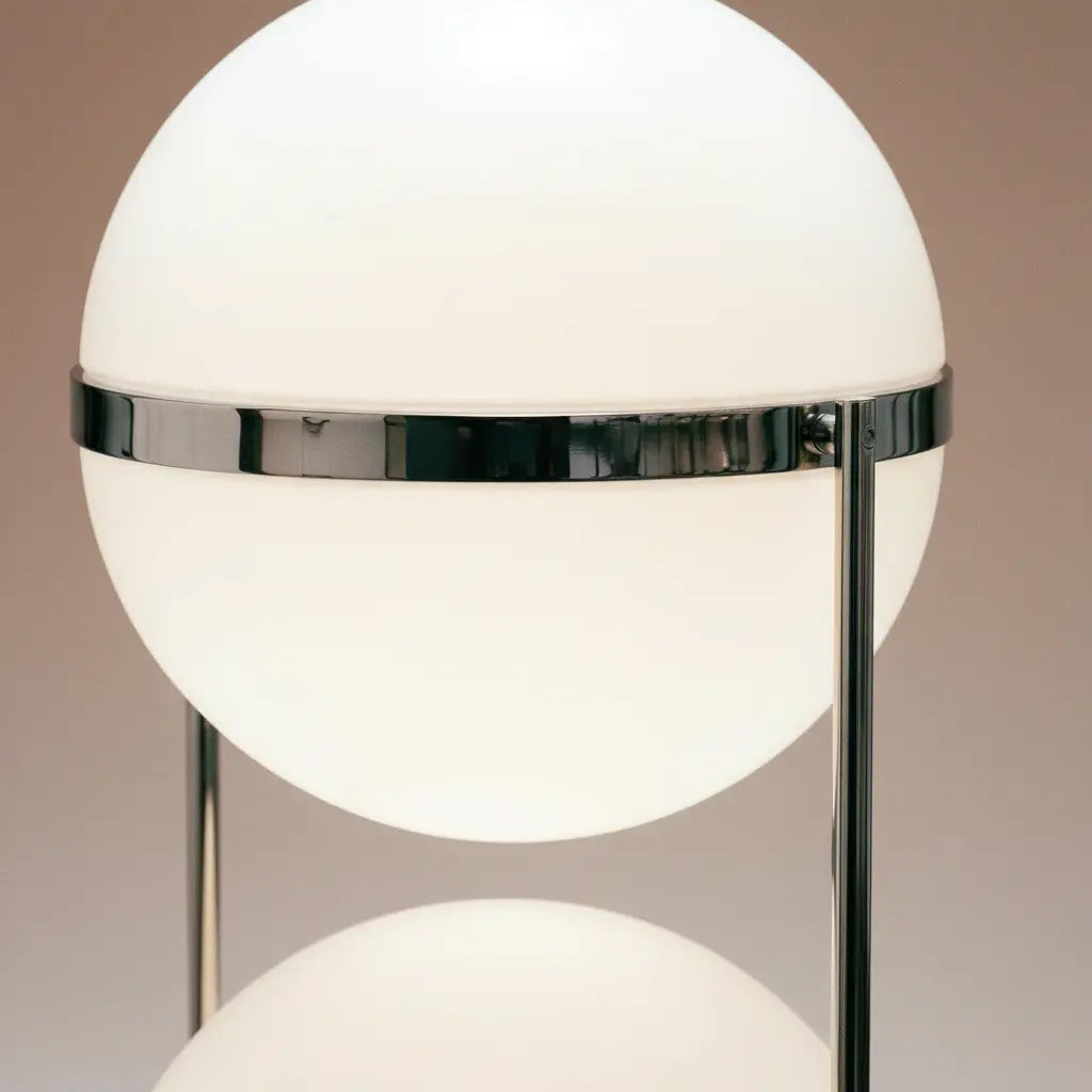 Zuru globe gulvlampe replika nærbillede af kloden fra Vibehaus