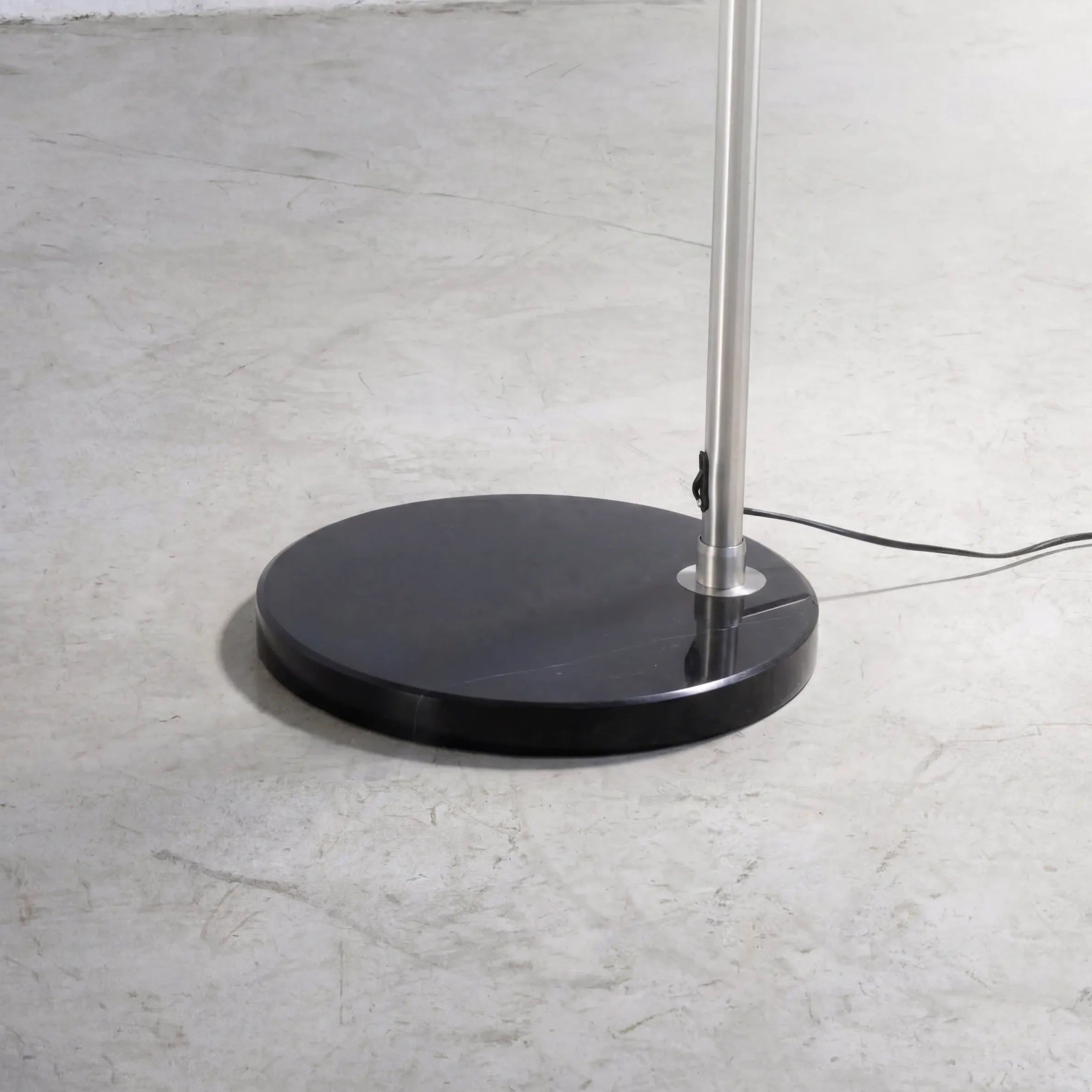 Aura Arc Floor Lamp, a modern arc floor lamp with a curved silhouette for living rooms, close-up detail