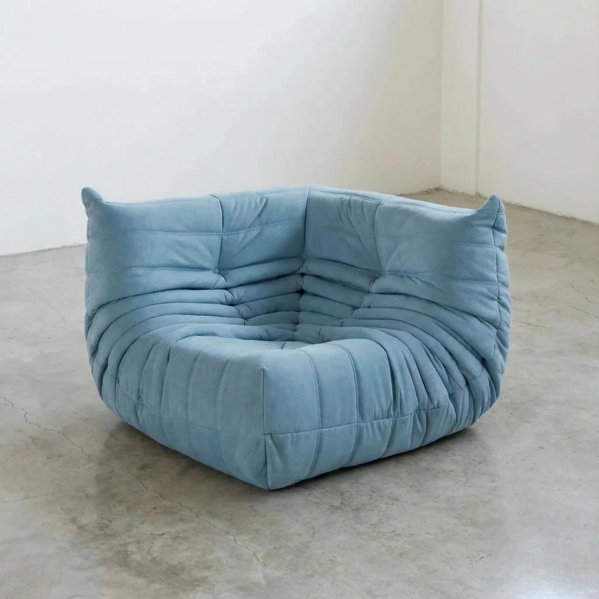 Bruma Sofa Corner in light blue velvet suede photographed from the front angle.