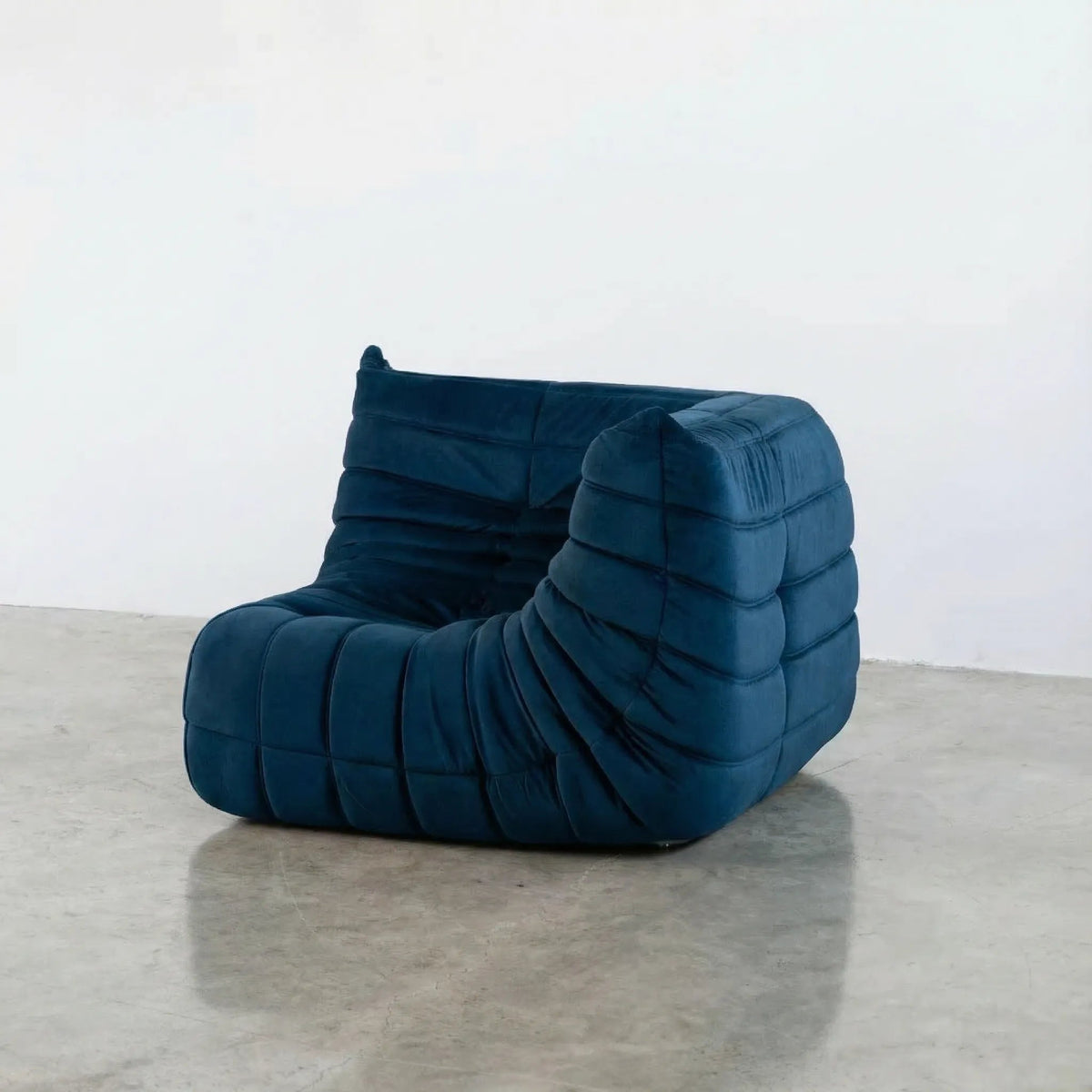 Bruma Sofa Corner in dark blue velvet suede photographed from the front angle.