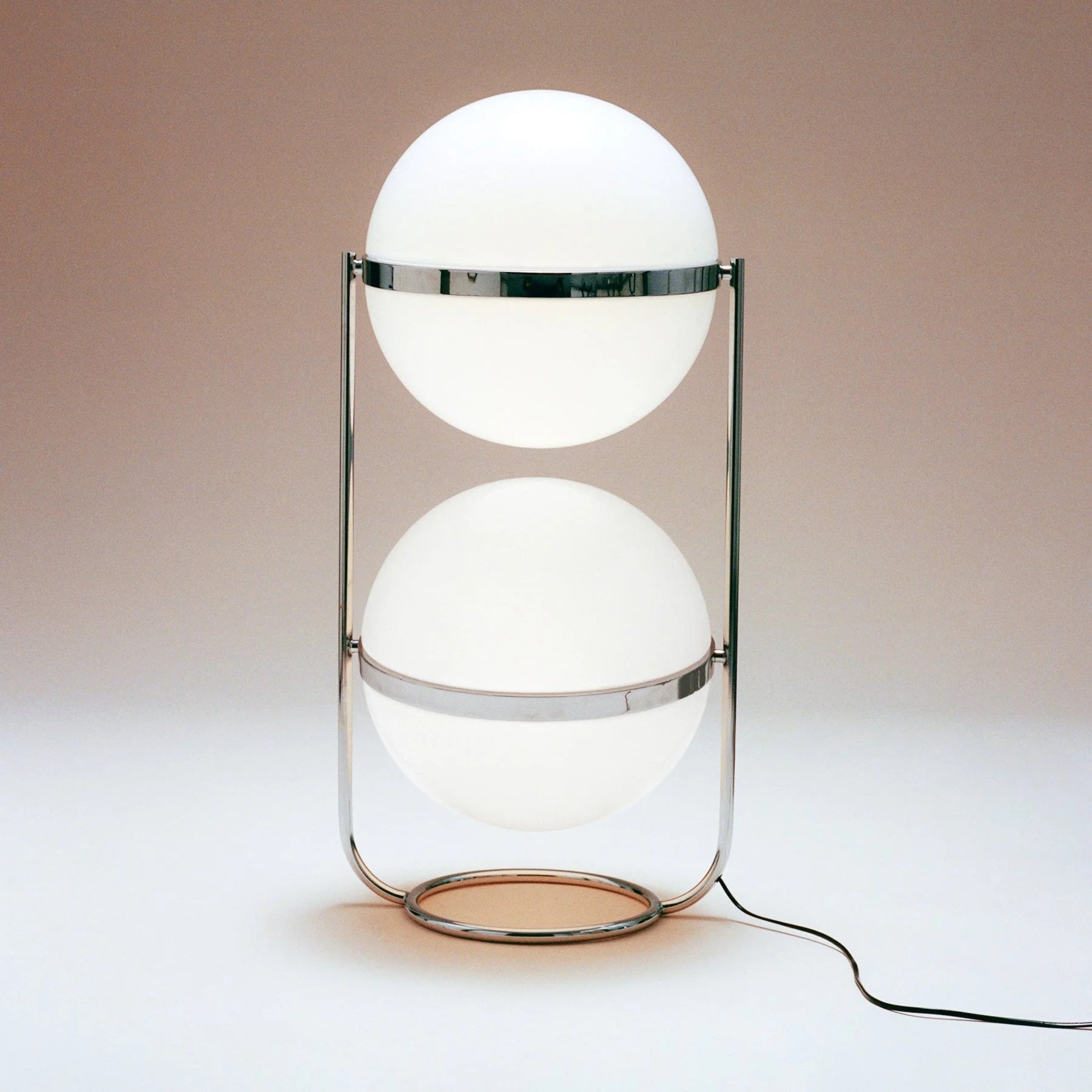 Low Floor Globe Lampe med to sfæriske glasskærme på neutral baggrund