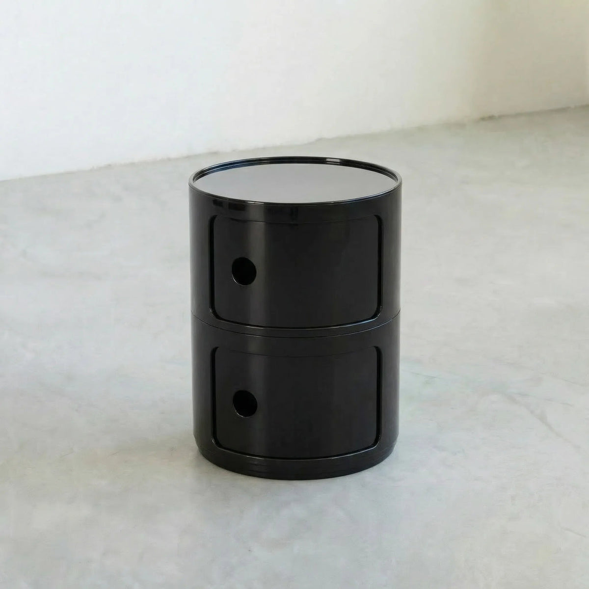 Rond modulair opbergmeubel in zwart.