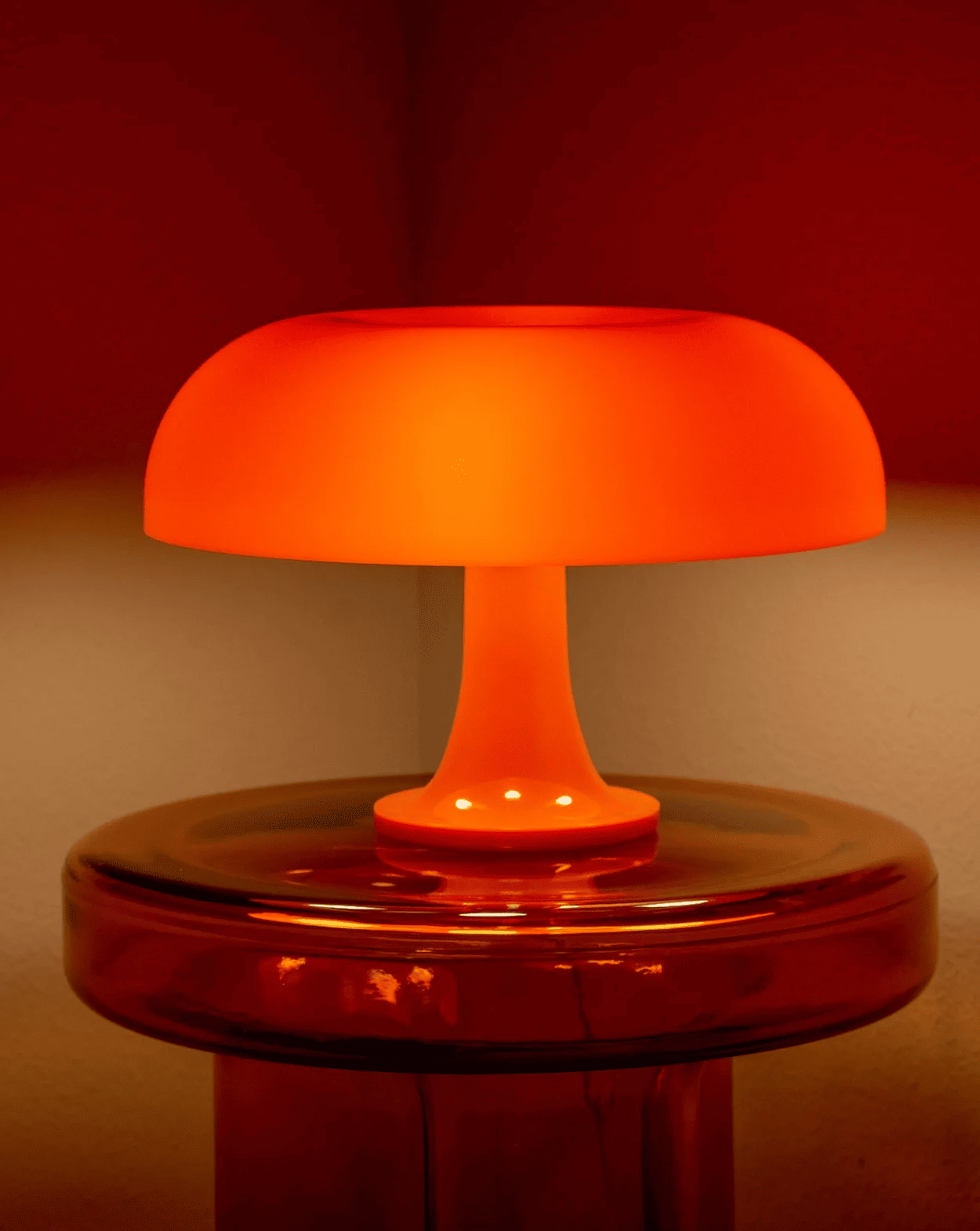 Nesso replica table lamp in bold orange, mushroom-shaped design inspired by Artemide, retro-style lighting for modern interiors.