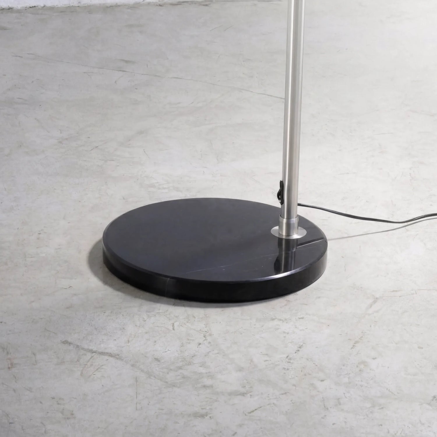 Aura Arc Floor Lamp, a modern arc floor lamp with a curved silhouette for living rooms, close-up detail