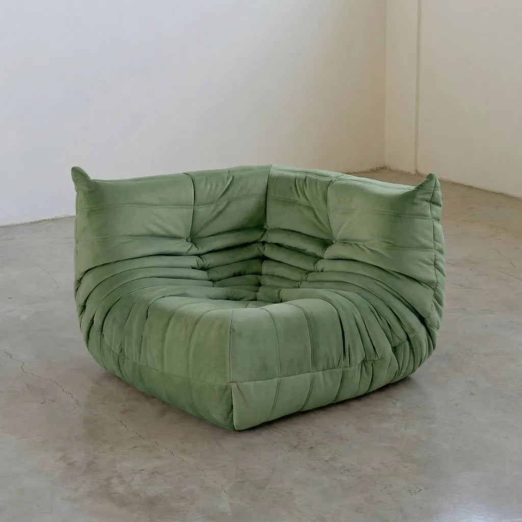 Bruma Sofa Corner in green velvet suede photographed from the front angle.