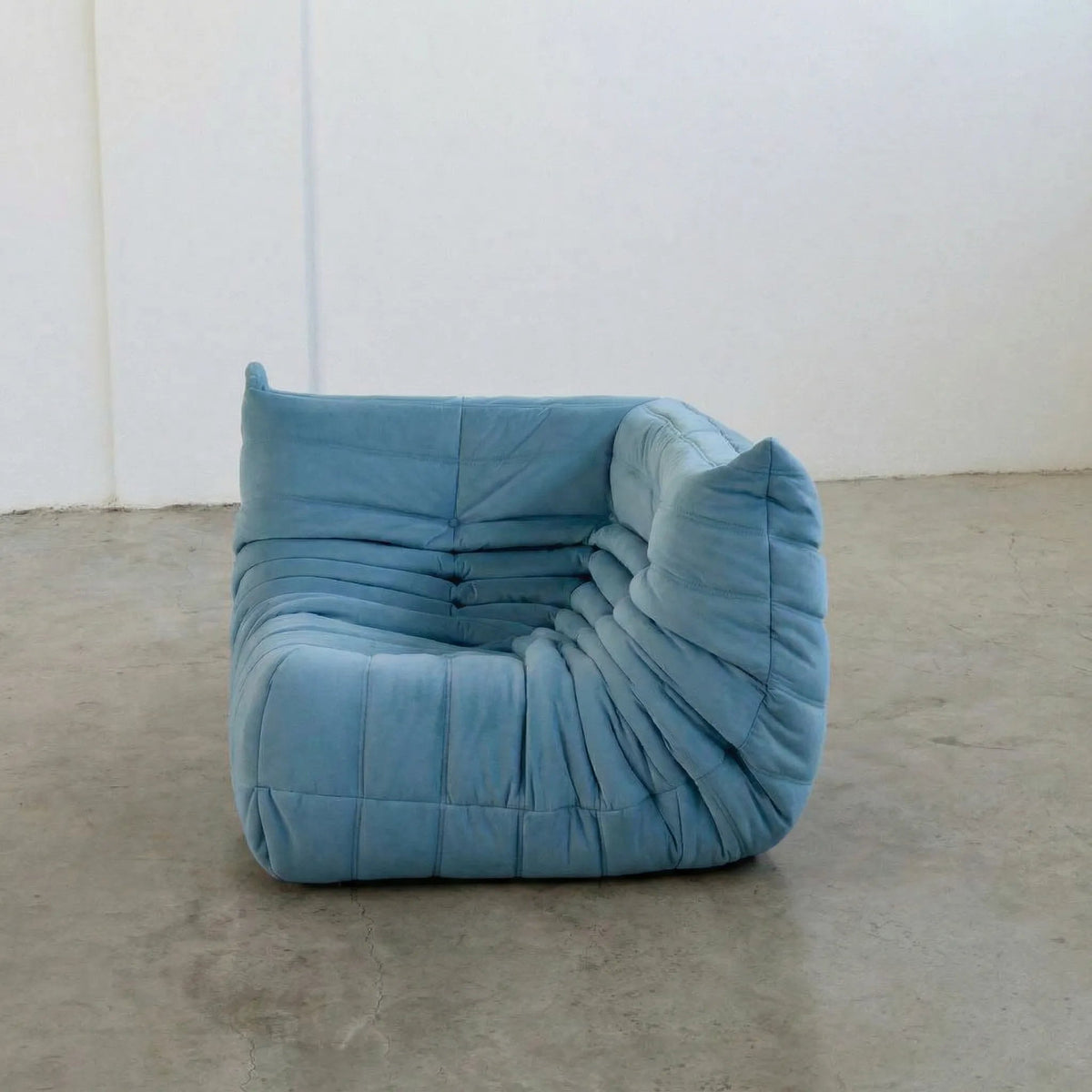 Bruma Sofa Corner in light blue velvet suede photographed from the front angle.