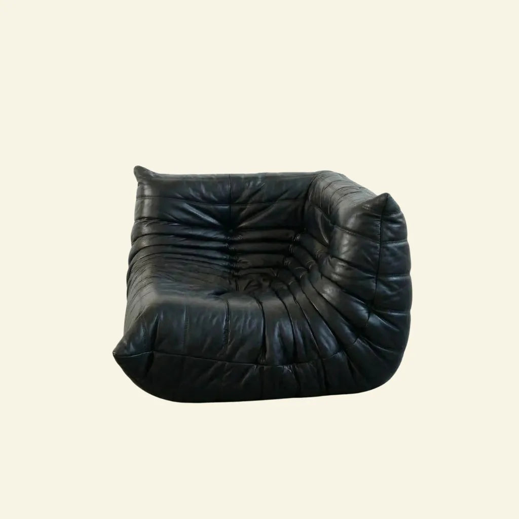 Bruma Corner Section in black leather on a beige background