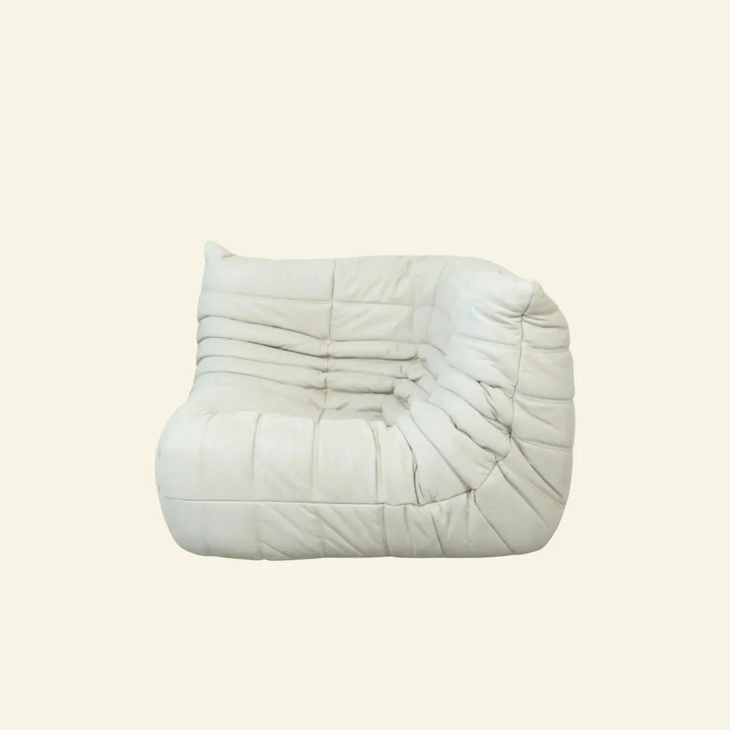 Bruma Corner Section in white leather on a beige background