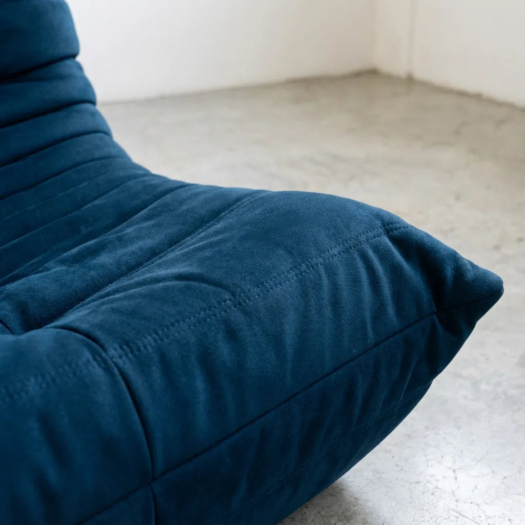 Close up of the Bruma 2-seater Sofa in dark blue velvet suede with Bruma silhouette – custom-made by vibehaus