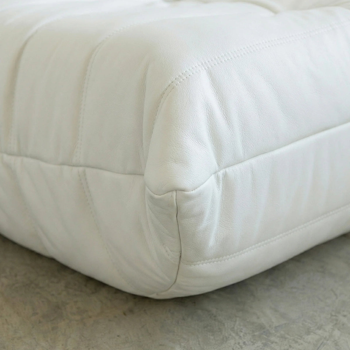 Close-up of the Bruma sofa in white leather