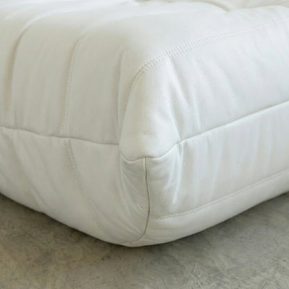 Close-up of the Bruma sofa in white leather