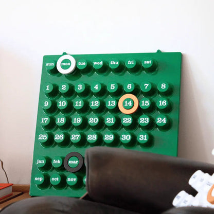 Groene eeuwigdurende wandkalender als alternatief, geïnspireerd op het ontwerp van Giorgio Della Beffa.