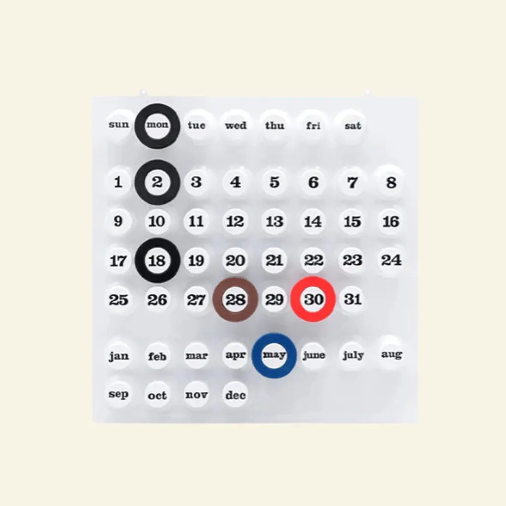 Witte eeuwigdurende wandkalender, verkrijgbaar in wit en groen.