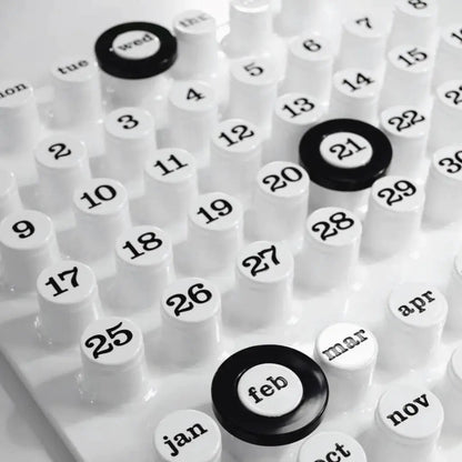 Witte eeuwigdurende wandkalender met Italiaans design