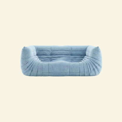Togo Bankreplica in blauw met armleuningen op een beige achtergrond