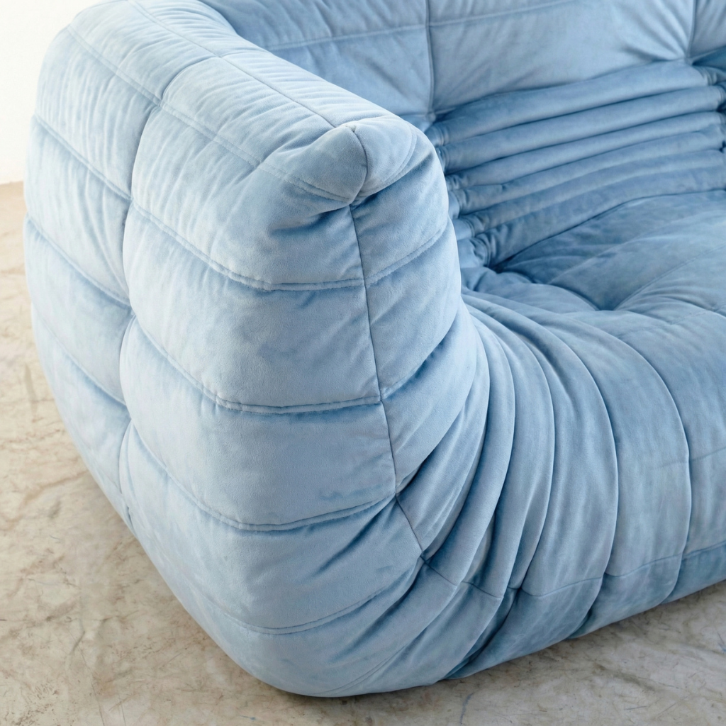 Togo Bankreplica in blauw met armleuningen op een beige vloer